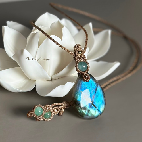 瑞翠羽』ラブラドライトとエメラルドのマクラメペンダント ネックレス