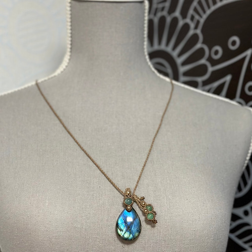 瑞翠羽』ラブラドライトとエメラルドのマクラメペンダント ネックレス