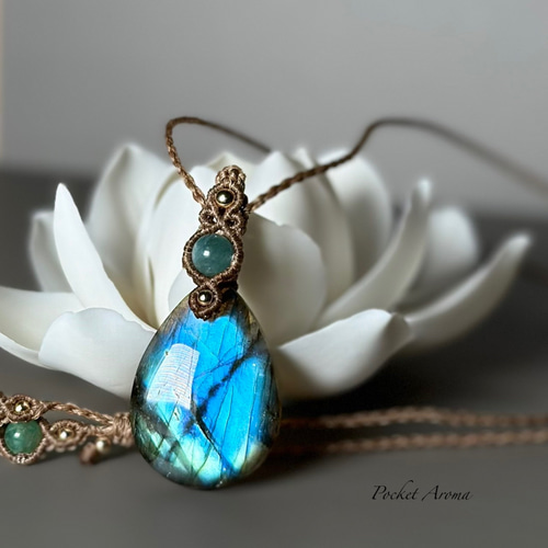 瑞翠羽』ラブラドライトとエメラルドのマクラメペンダント ネックレス