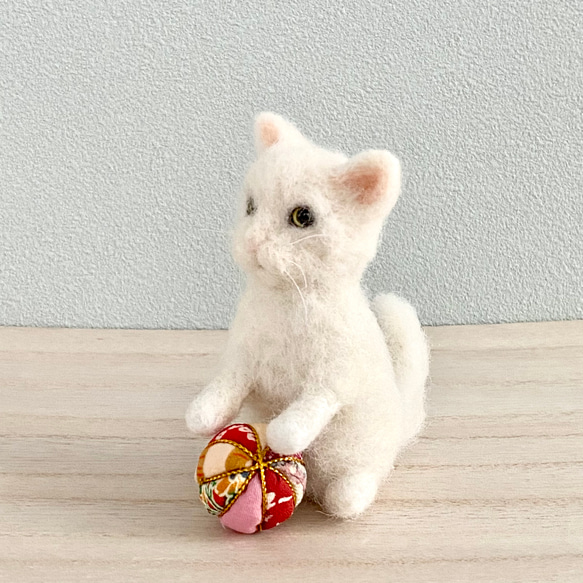 羊毛フェルトのちょこっとおすわり白猫　ぬいぐるみ　 3枚目の画像