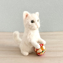 羊毛フェルトのちょこっとおすわり白猫　ぬいぐるみ　 4枚目の画像