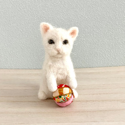 羊毛フェルトのちょこっとおすわり白猫　ぬいぐるみ　 1枚目の画像