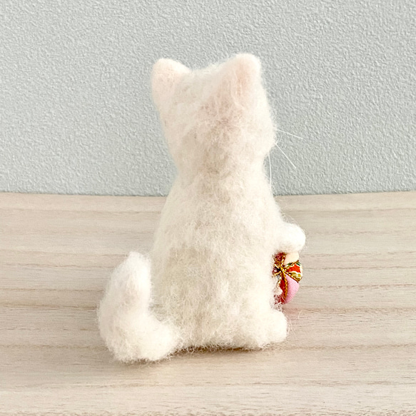 羊毛フェルトのちょこっとおすわり白猫　ぬいぐるみ　 5枚目の画像