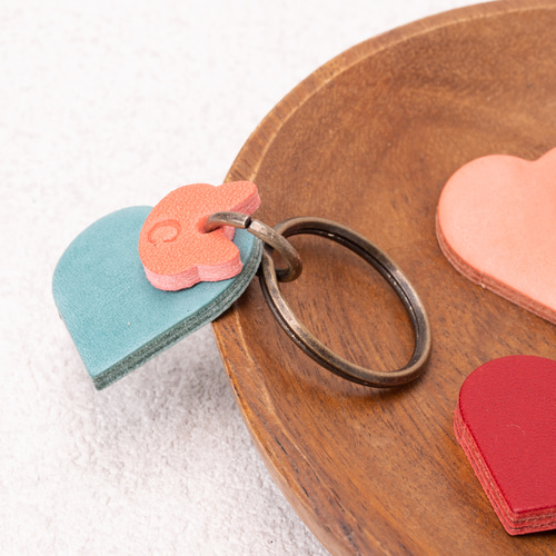 クリスマスギフト 名入れ 可愛いハート＆ネコの小さいキーホルダー