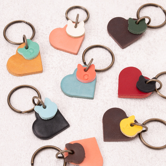 クリスマスギフト 名入れ 可愛いハート＆ネコの小さいキーホルダー