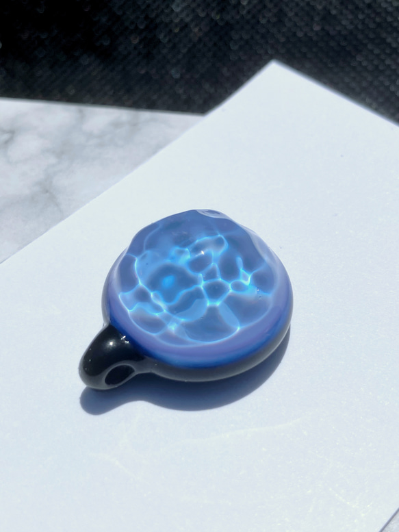 ● waterdrop ペンダント（ライトパープル）●/ ボロシリケイトガラス/ペンダント/水面/ 3枚目の画像