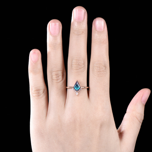 c*☆様 アレキサンドライト　リング 6月の誕生石アレキサンドライトリングユニークなカラーチェンジ