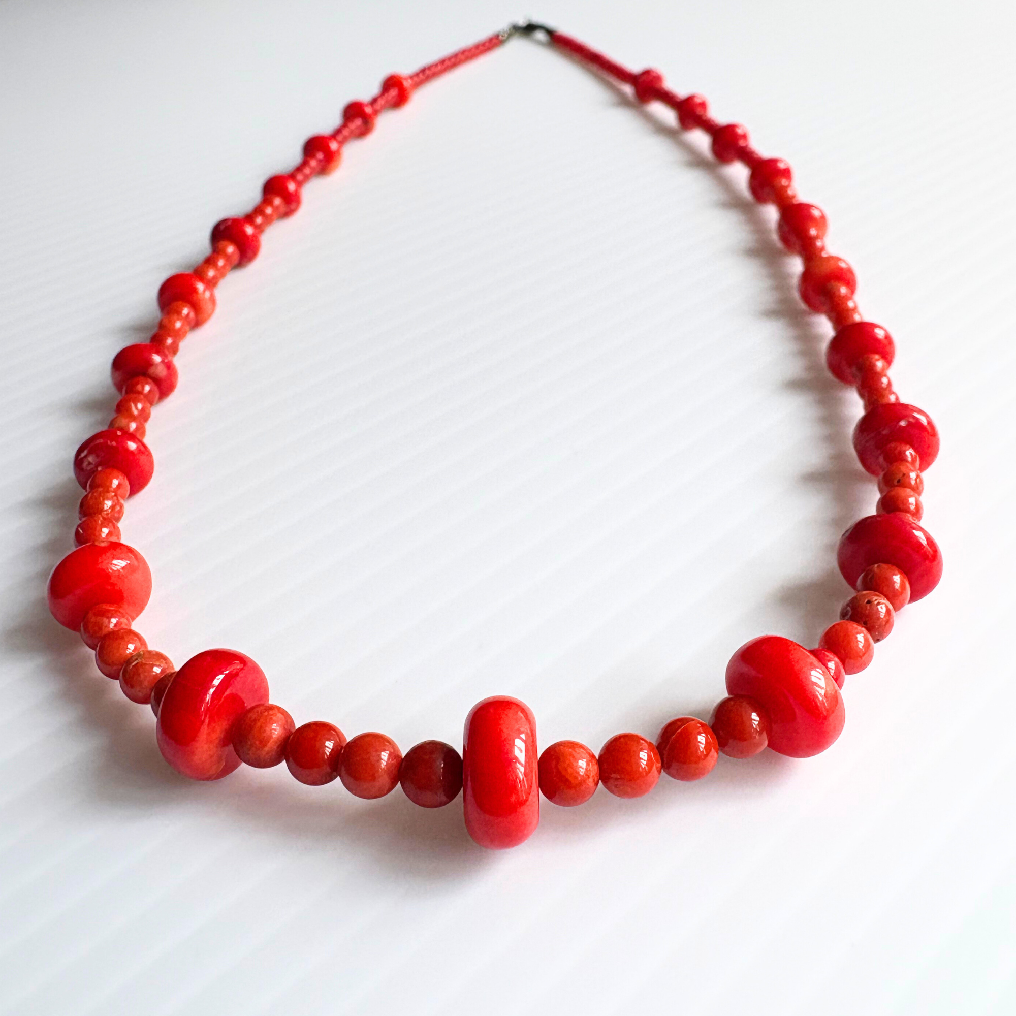 【B20】　平本サンゴの赤が揺れるグラデーションネックレス｜大人の華やぎ一点もの　天然石ビーズアクセサリー
