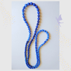 青のブグラデーションが美しい　軽やかシフォンの布玉ネックレス　120㎝ 2枚目の画像