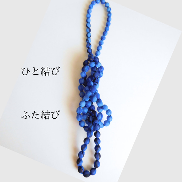 青のブグラデーションが美しい　軽やかシフォンの布玉ネックレス　120㎝ 5枚目の画像