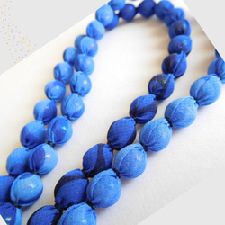 青のブグラデーションが美しい　軽やかシフォンの布玉ネックレス　120㎝ 3枚目の画像