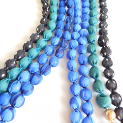 青のブグラデーションが美しい　軽やかシフォンの布玉ネックレス　120㎝ 8枚目の画像