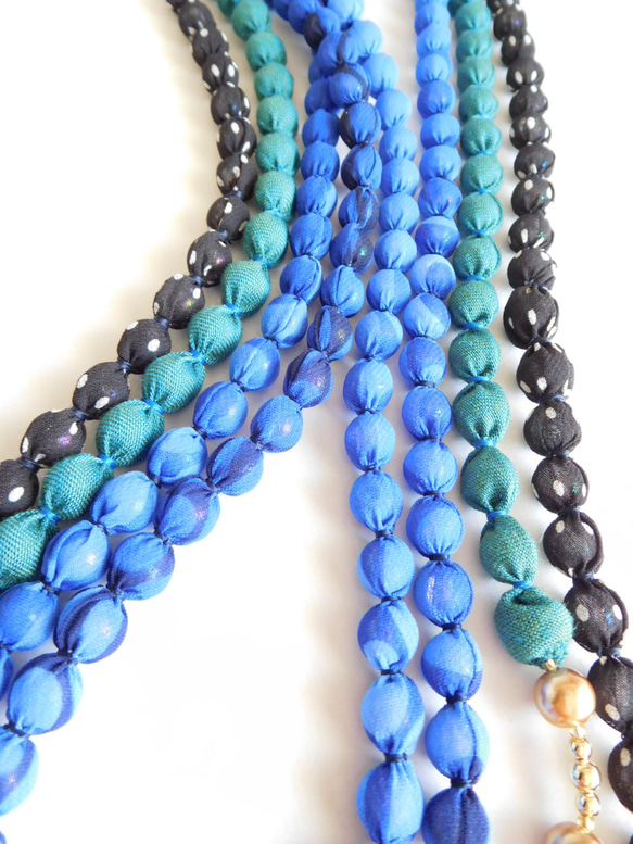 青のブグラデーションが美しい　軽やかシフォンの布玉ネックレス　120㎝ 8枚目の画像