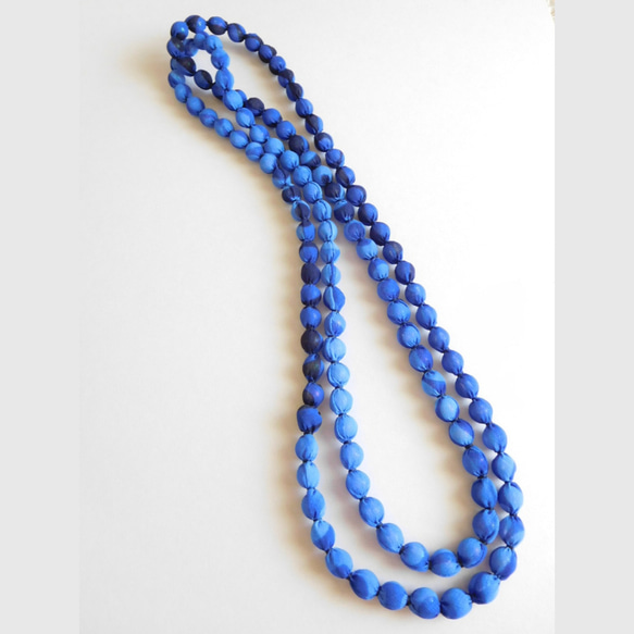 青のブグラデーションが美しい　軽やかシフォンの布玉ネックレス　120㎝ 4枚目の画像