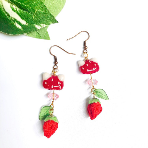 ねこ風鈴と苺のつまみ細工ピアス つまみ細工 ピアス イヤリング