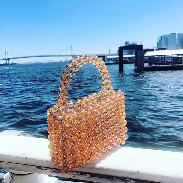 ビーズバッグ【mermaid】: golden brown（AB加工）ハンドバッグ　うす茶色　大玉ビーズ　オーロラ加工 2枚目の画像