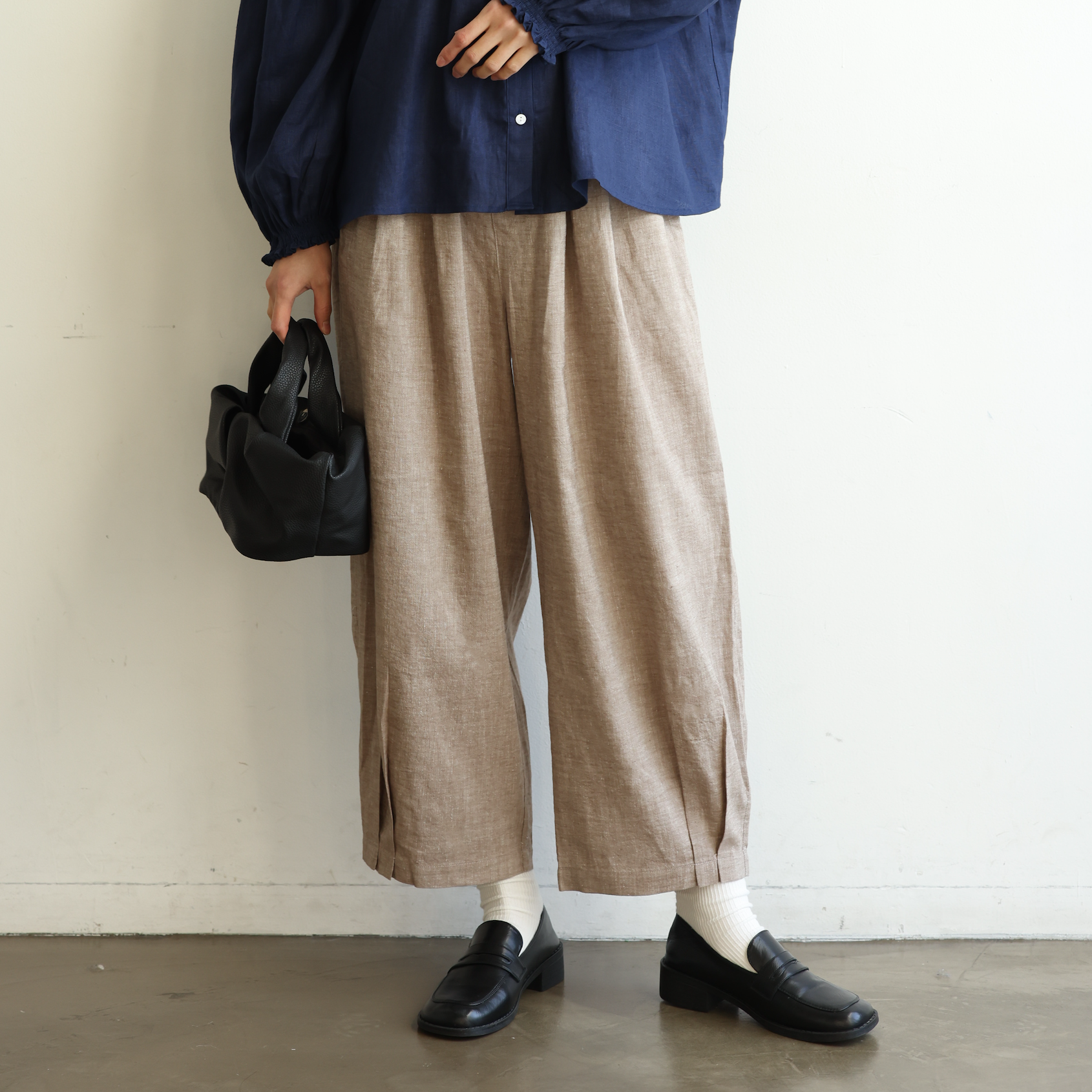 楽してお洒落が叶う　足さばきを軽快にしてくれるロングパンツ　コットンリネン　薄茶色   240506-1