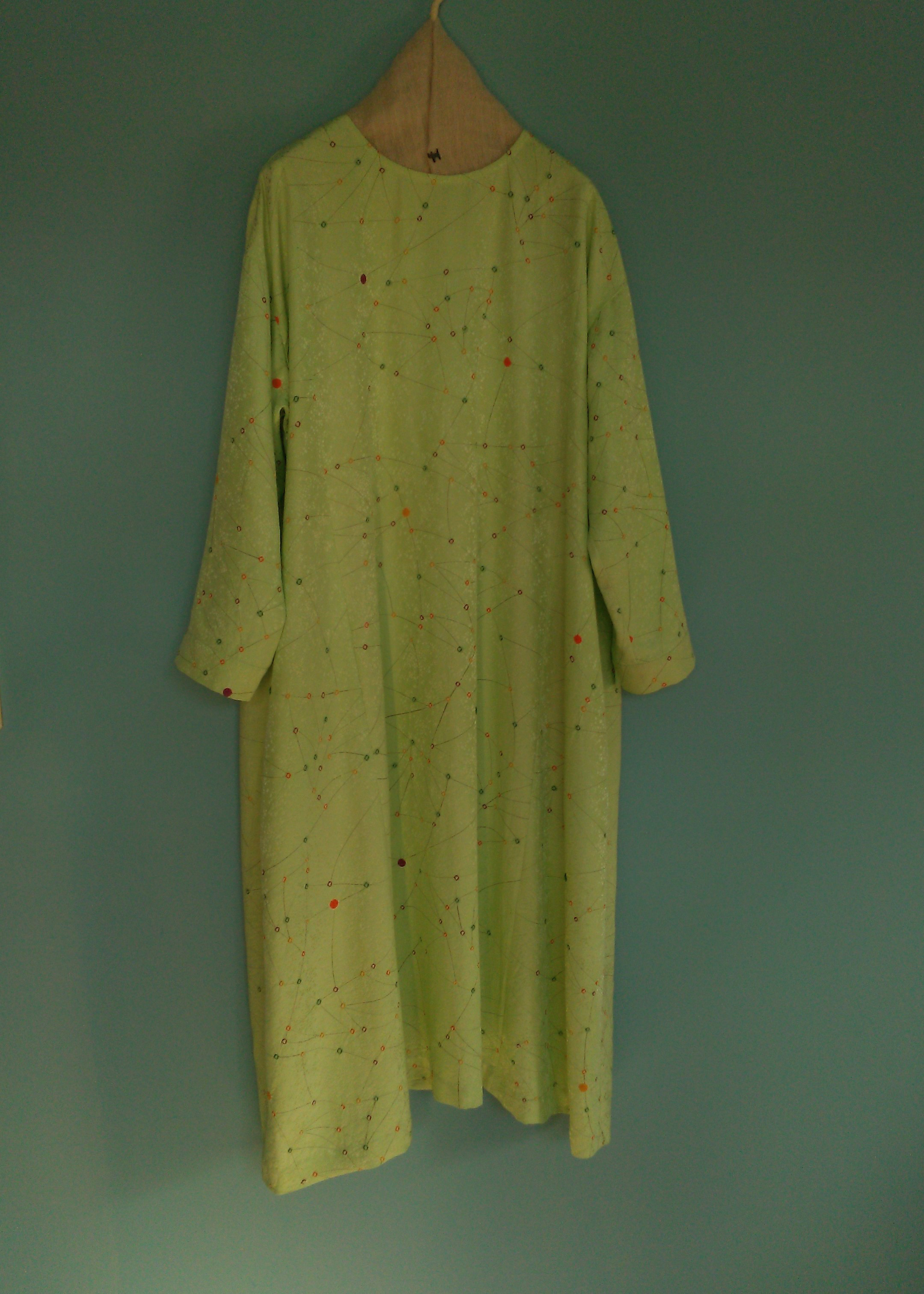 着物リメイク　ペールグリーンのゆったりワンピース　絞り柄　正絹　シルク