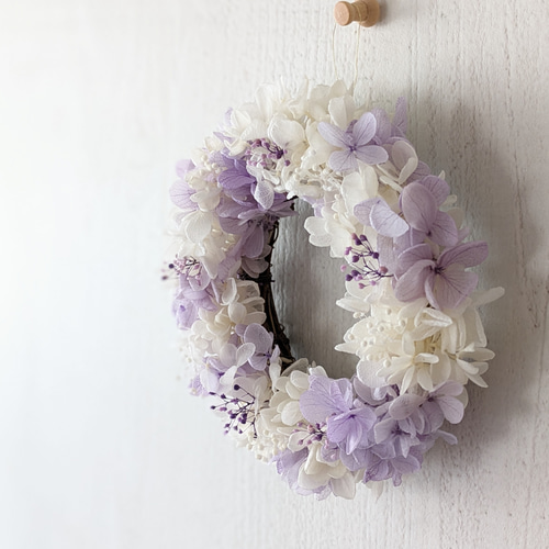 白とすみれ色のミニリース 上品 紫陽花ふわふわ プリザーブド