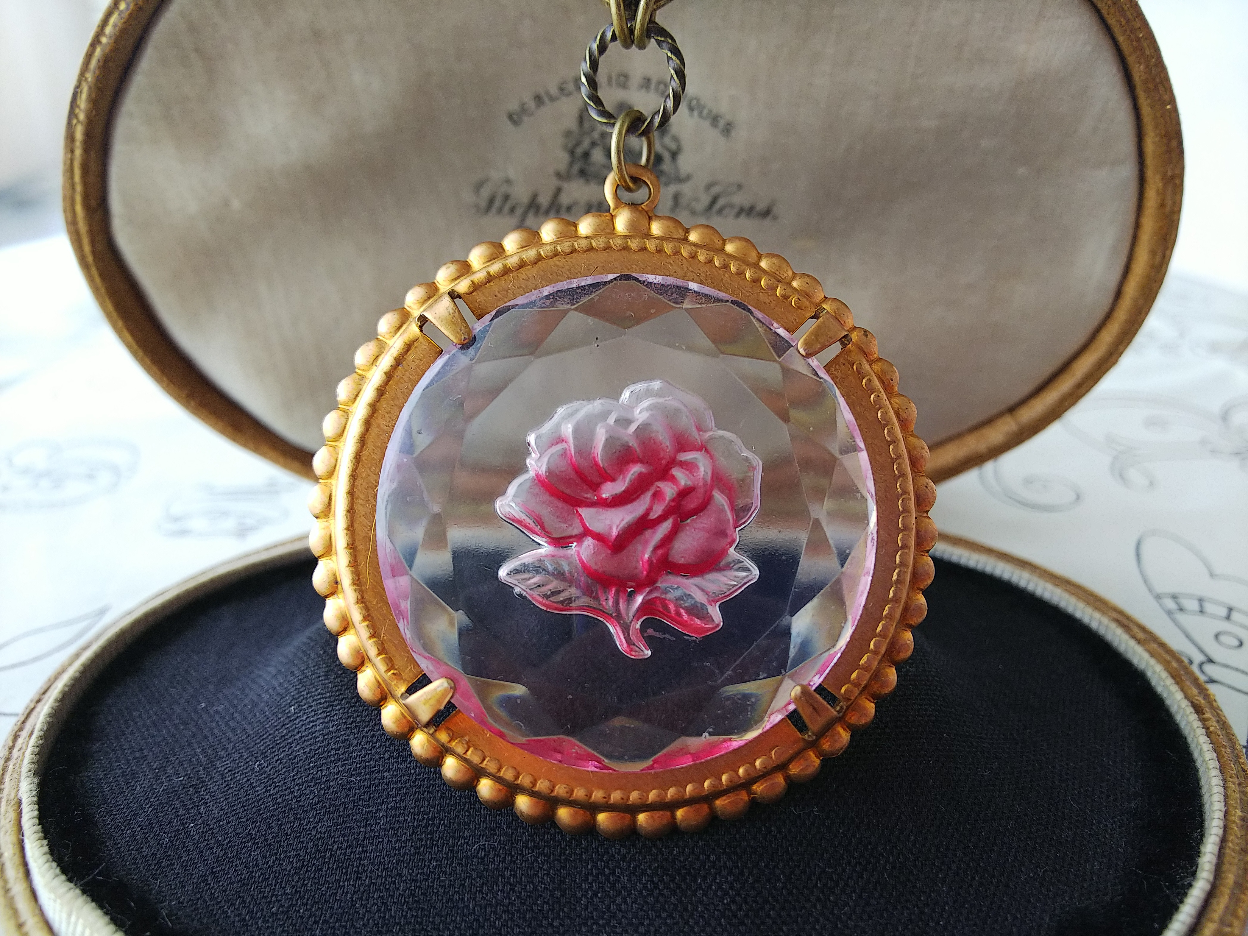 ヴィンテージ　Darkピンク･グラデーション薔薇（35㎜）クラシカルネックレス