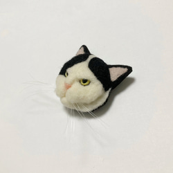 羊毛フェルト 猫ブローチ 黒ぶちネコ 2枚目の画像