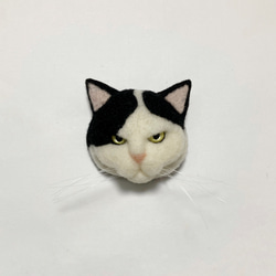 羊毛フェルト 猫ブローチ 黒ぶちネコ 1枚目の画像