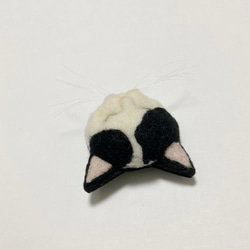 羊毛フェルト 猫ブローチ 黒ぶちネコ 4枚目の画像