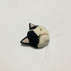 羊毛フェルト 猫ブローチ 黒ぶちネコ 3枚目の画像