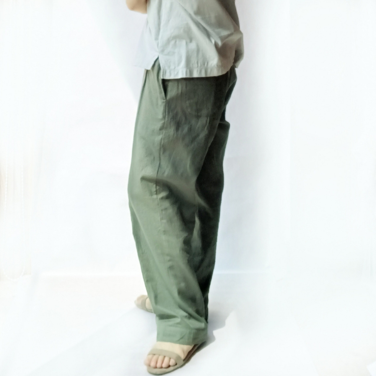 ゆったりなのにすっきり見えストレートパンツ〈フレッシュカーキ〉