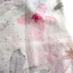 水彩画風 花柄ラメ入り コットンレーヨンの大判ガーゼストール ホワイト✕ピンク 8枚目の画像