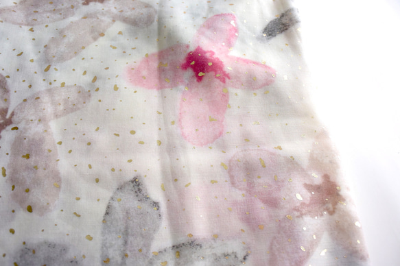 水彩画風 花柄ラメ入り コットンレーヨンの大判ガーゼストール ホワイト✕ピンク 8枚目の画像