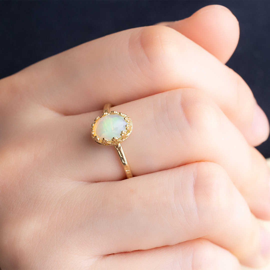Boden 天然石オパール ゴールド石枠ハンマード真鍮リング フリーサイズ ae-578-op