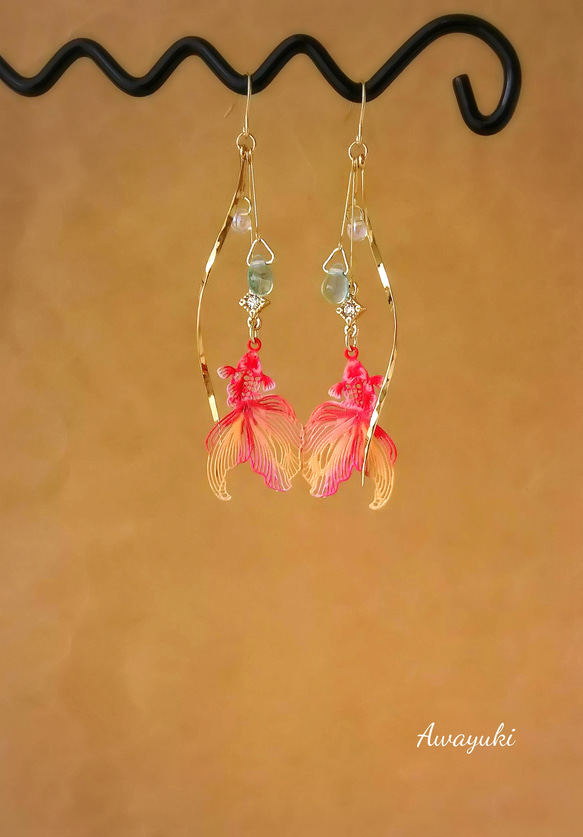 涼しげに泳ぐ金魚とチェコガラスの上品ピアス(レッド×オレンジ・雨・ガラス・雨・しずく・ジルコニア・揺れる・輝く・春・夏) 6枚目の画像