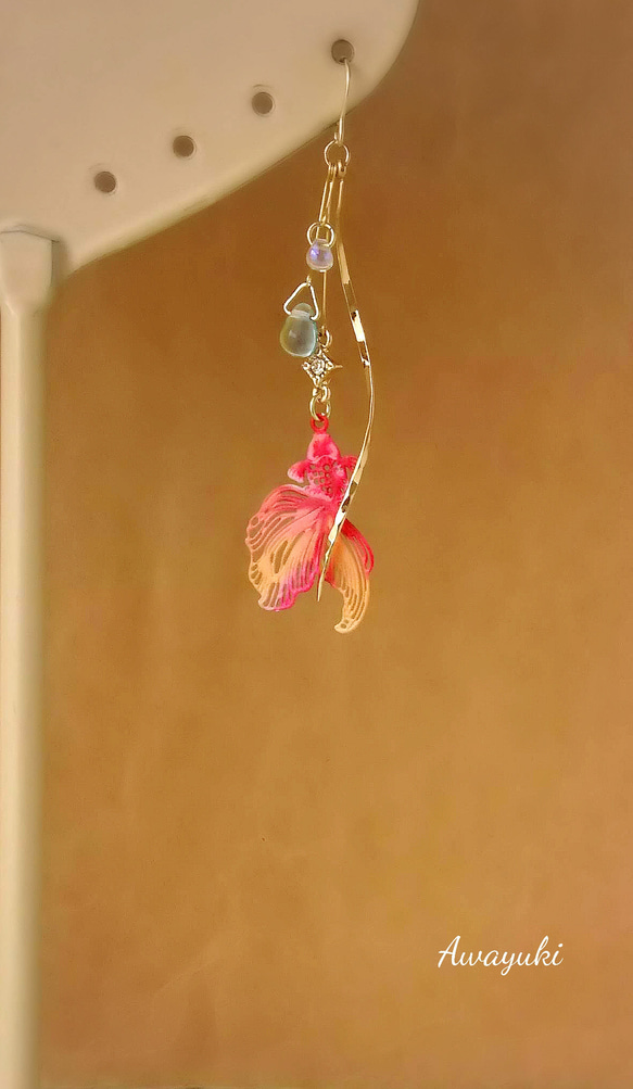 涼しげに泳ぐ金魚とチェコガラスの上品ピアス(レッド×オレンジ・雨・ガラス・雨・しずく・ジルコニア・揺れる・輝く・春・夏) 5枚目の画像