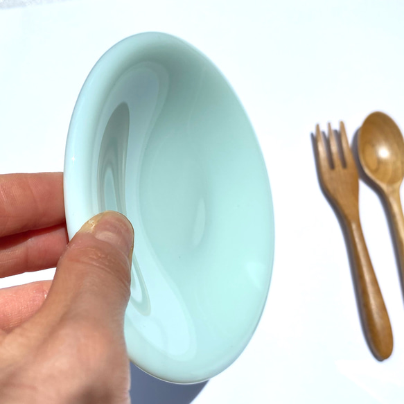 「ミント色を映す水たまりS」丸いガラス皿　マット仕上げ　　皿　食器　プレート　ガラス工芸 5枚目の画像