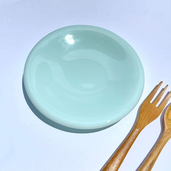 「ミント色を映す水たまりS」丸いガラス皿　マット仕上げ　　皿　食器　プレート　ガラス工芸 3枚目の画像