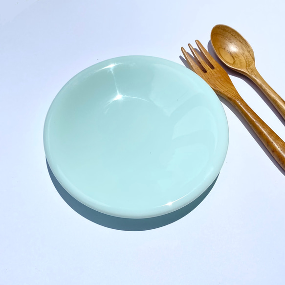 「ミント色を映す水たまりS」丸いガラス皿　マット仕上げ　　皿　食器　プレート　ガラス工芸 1枚目の画像