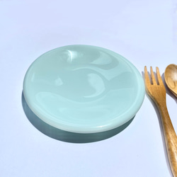 「ミント色を映す水たまりS」丸いガラス皿　マット仕上げ　　皿　食器　プレート　ガラス工芸 2枚目の画像
