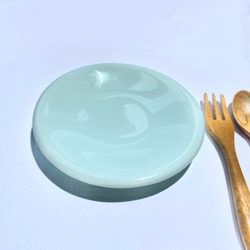 ミント色を映す水たまりS」丸いガラス皿 マット仕上げ 皿 食器