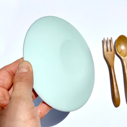 「ミント色を映す水たまりS」丸いガラス皿　マット仕上げ　　皿　食器　プレート　ガラス工芸 4枚目の画像