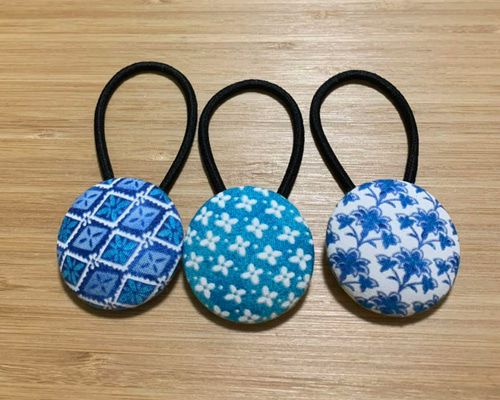 お買い得♡お揃い　カメリア柄お花モチーフ付　くるみボタン　ヘアゴム 3個セット お買い得♡お揃い ドット柄お花とお花モチーフ付大きめくるみボタン 3