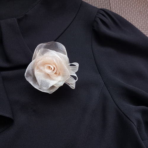 ラッピング無料☆華やかオーガンジーリボンの薔薇 1輪 2wayコサージュ