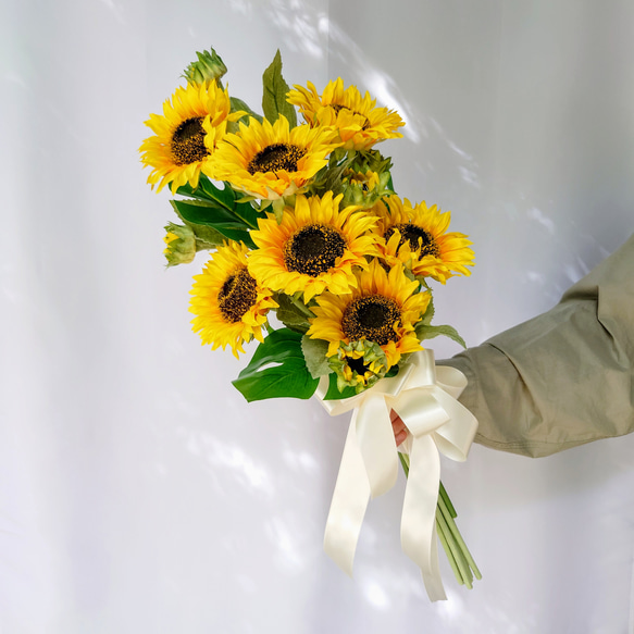 7月・8月の誕生花 ヒマワリのシンプルクラッチブーケ【Bouquet】アーティシャルフラワー 4枚目の画像
