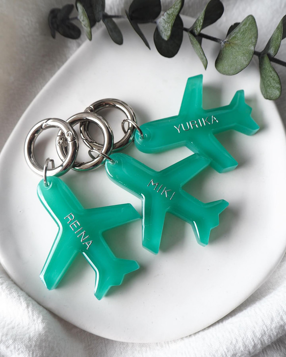 両面文字入れ可【Dearest】レジン ティファニーブルー 飛行機 名入れ 文字入れ プチギフト 席札 出産祝い 送別 1枚目の画像