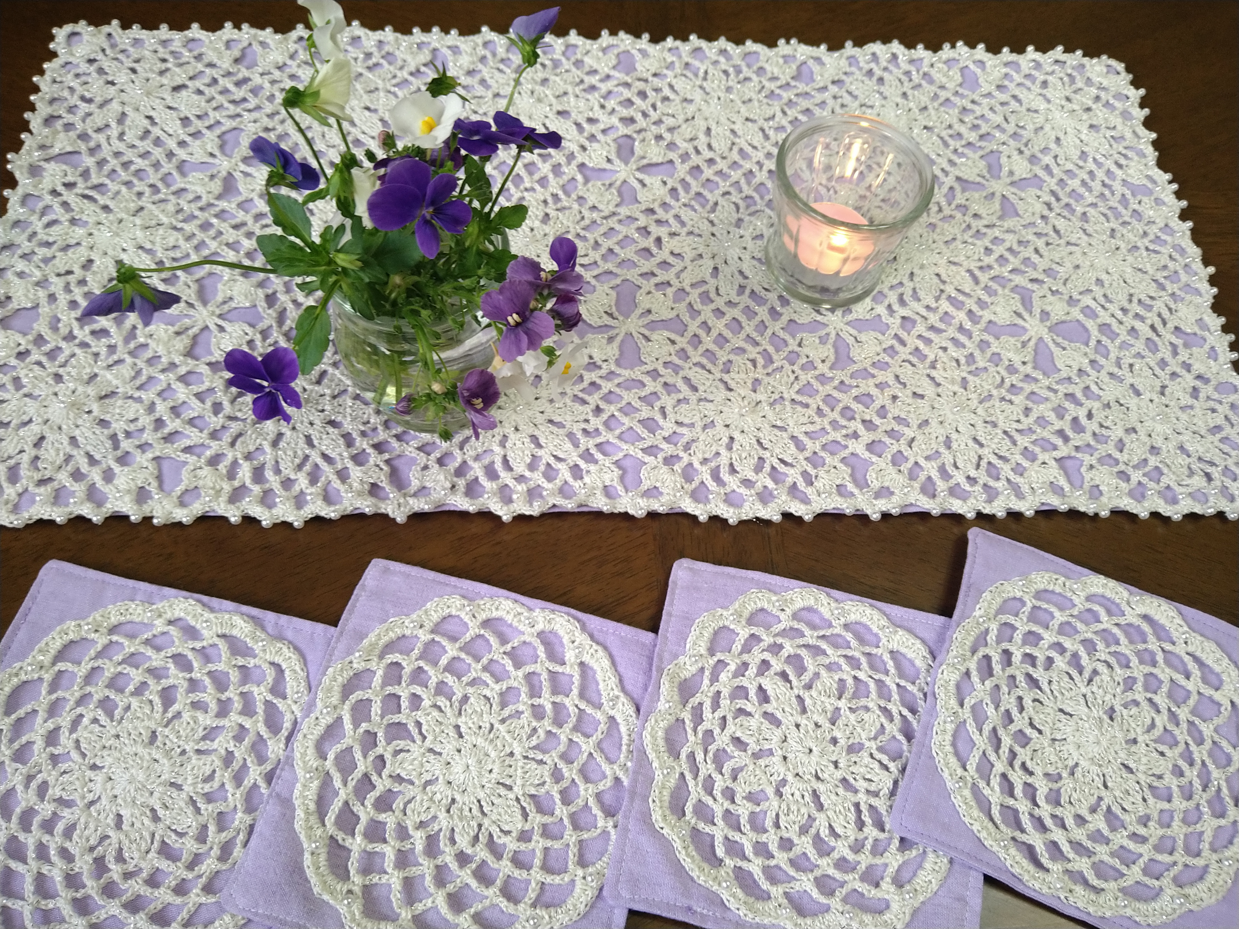 ラベンダーカラー＆キラキラレースのテーブルおもてなしセット（ﾃｰﾌﾞﾙｾﾝﾀｰ×1.、ｺｰｽﾀｰ×4）