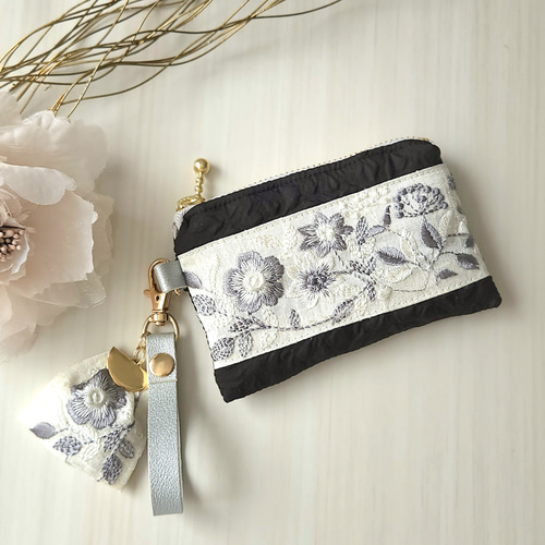 仕切りがあって便利な♫エンボスフラワー×インド刺繍×ヌビ miniポーチ