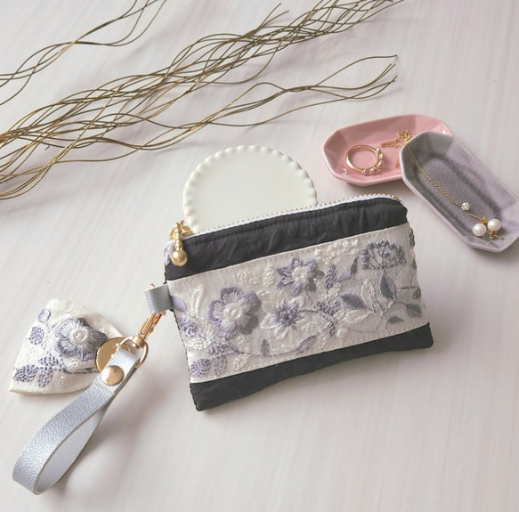 仕切りがあって便利な♫エンボスフラワー×インド刺繍×ヌビ miniポーチ