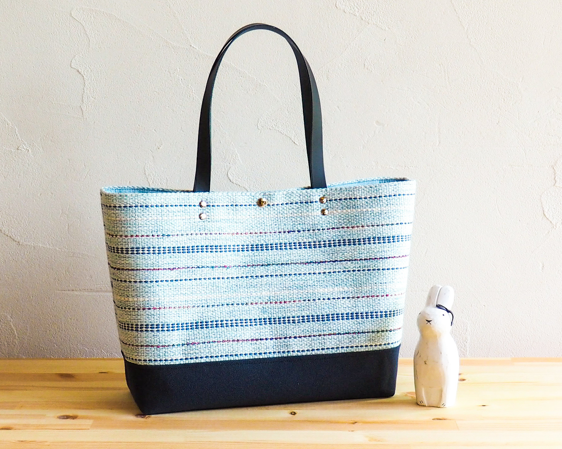 【SALE】ミックスツイード調手織り布のA4大きめトート（空色）