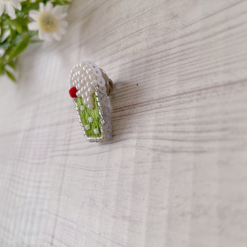 ビーズ刺繍ピンバッジ（ブローチ）【ちびクリームソーダ/メロン