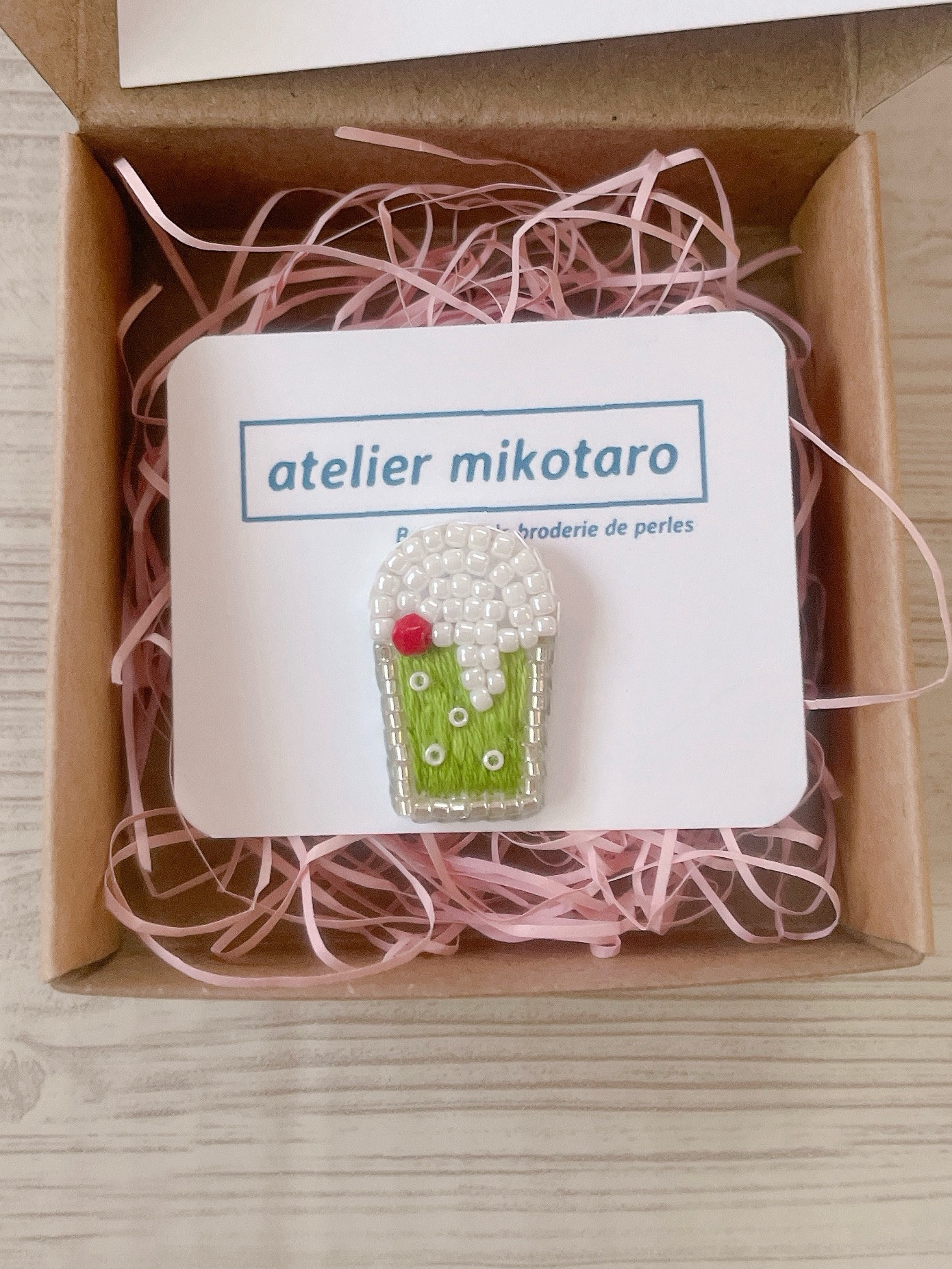 ビーズ刺繍ピンバッジ（ブローチ）【ちびクリームソーダ/メロン